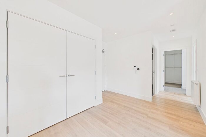2 Bedroom Flat To Rent In Ascot Road, Watford, WD18