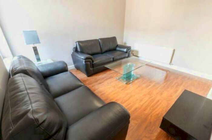 6 Bedroom Terraced House To Rent In Hannan Road, L6