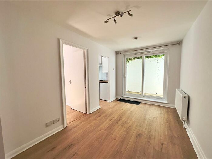 2 Bedroom Flat To Rent In High Street, Rottingdean, Brighton, BN2