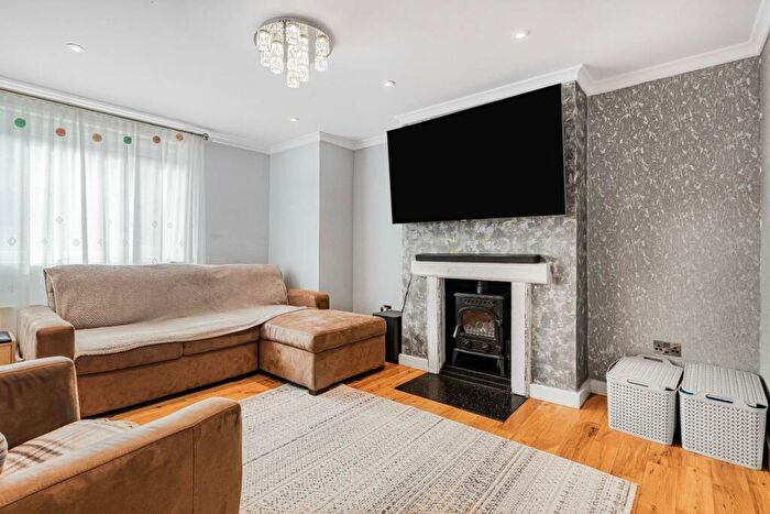 3 Bedroom End Of Terrace House For Sale In Ingram Road, Dartford, DA1