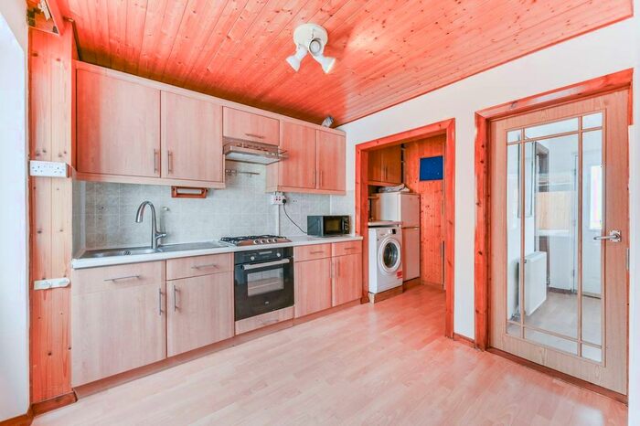 3 Bedroom Semi-detached House To Rent In Ivydene Close, Sutton, SM1