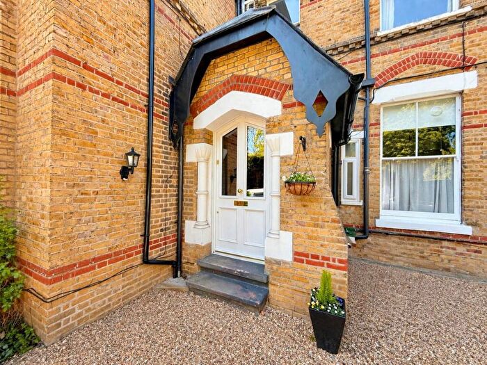 2 Bedroom Flat To Rent In The Avenue, Worcester Park, KT4