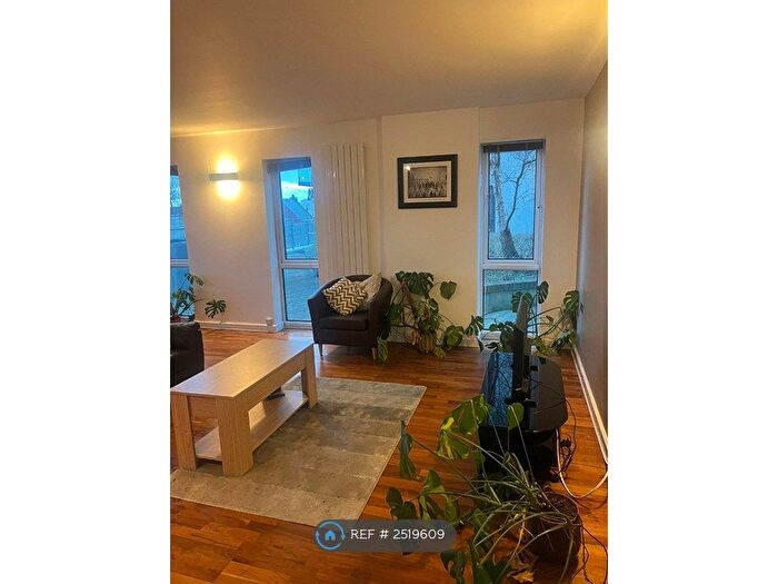 2 Bedroom Flat To Rent In Cedar Court, Prestwich, M25