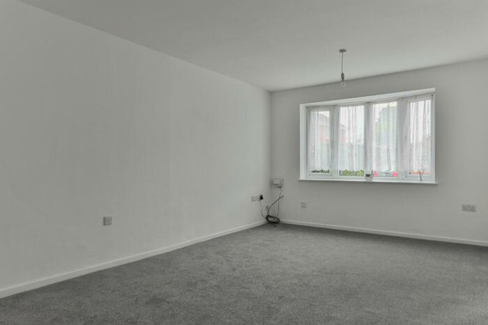 2 Bedroom Semi-Detached Bungalow For Sale In Greylees Avenue, Hull, HU6