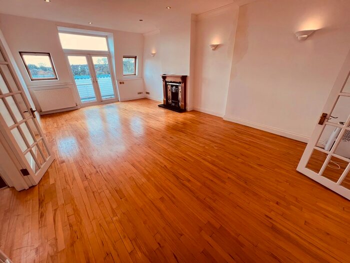 3 Bedroom Flat To Rent In Friern Park, London, N12