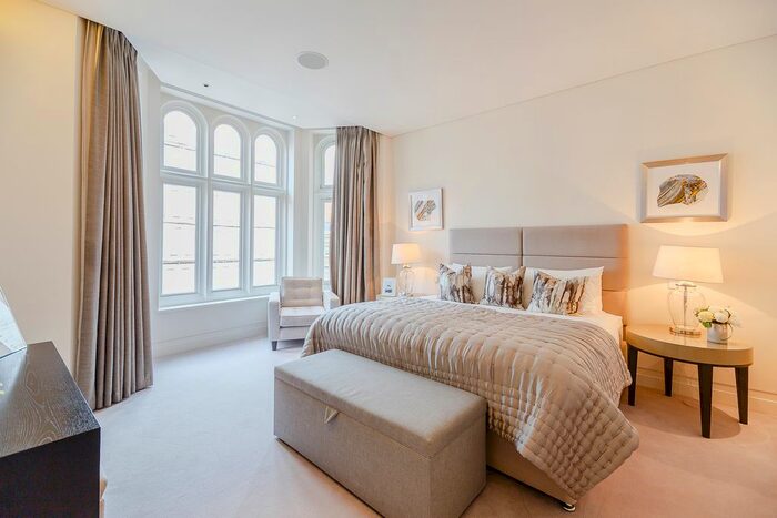 3 Bedroom Flat To Rent In Green Street, Mayfair, London, W1K