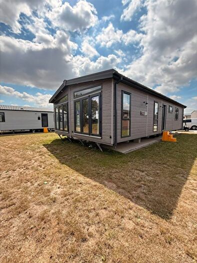 2 Bedroom Mobile/park Home For Sale In Thorne Road, Austerfield, Doncaster, DN10