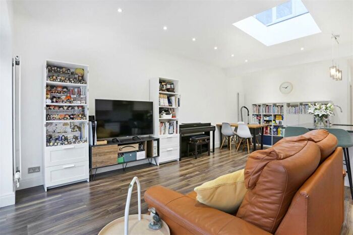 2 Bedroom Detached House For Sale In Hamilton Avenue, Cheam, Sutton, SM3