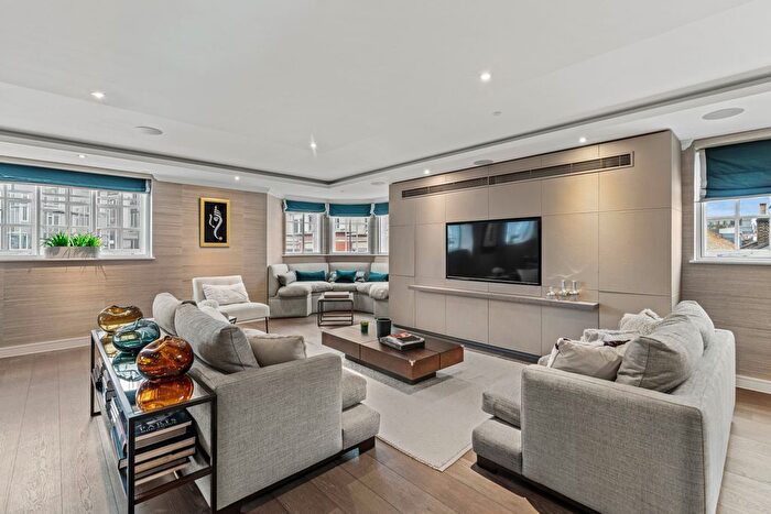 3 Bedroom Flat For Sale In New Cavendish Street, London, W1W - Photo 2