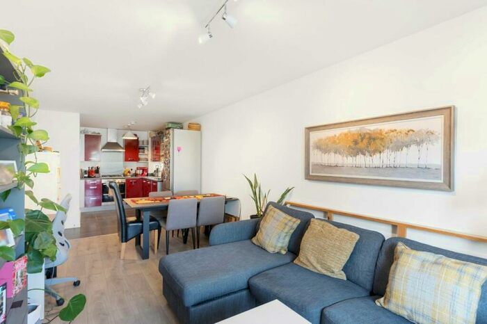 2 Bedroom Apartment To Rent In Worcester Close, London, SE20