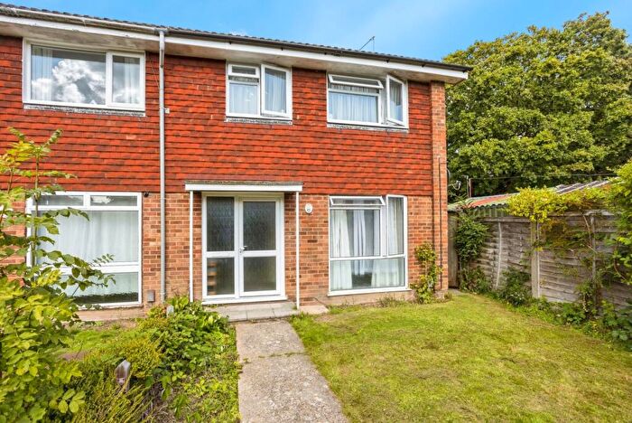 3 Bedroom End Of Terrace House For Sale In Glenview Close, Crawley, West Sussex, RH10