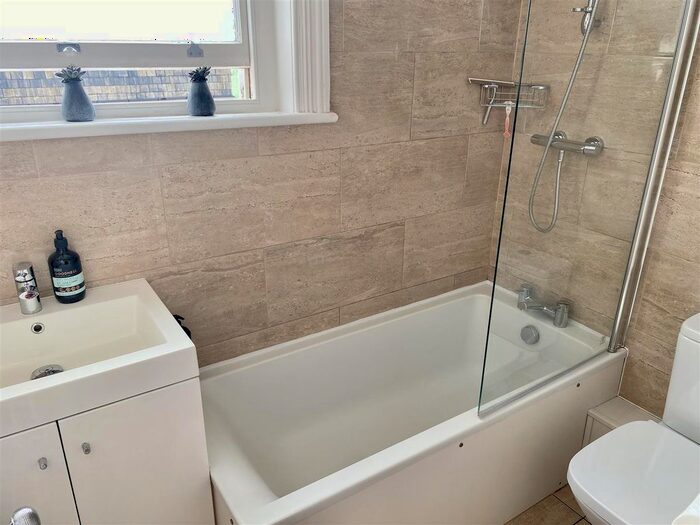 1 Bedroom Flat To Rent In Lower Teddington Road, Hampton Wick, Kingston Upon Thames, KT1