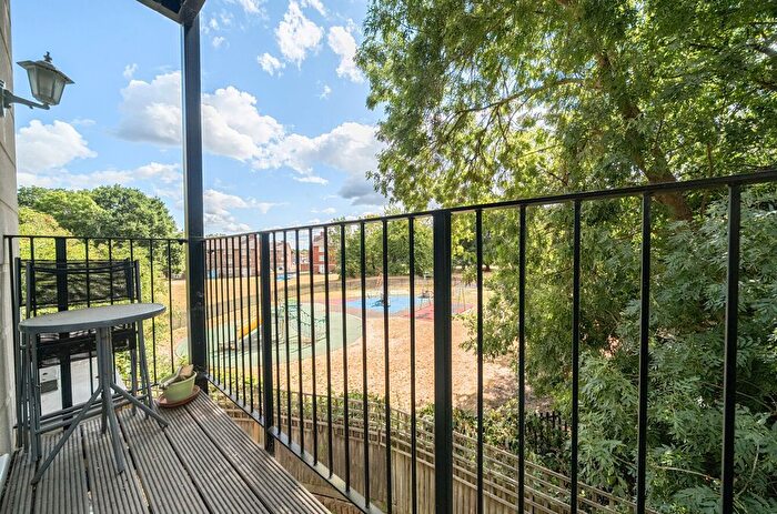 2 Bedroom Flat For Sale In Wells View Drive, Bromley, BR2