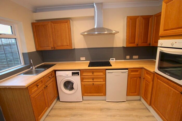 2 Bedroom Flat To Rent In Sydney Road, Raynes Park SW20