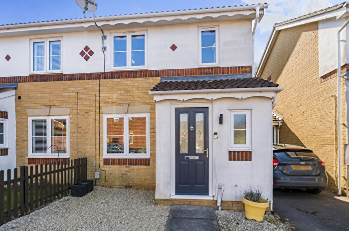 3 Bedroom Semi-Detached House For Sale In Gloster Close, Ash Vale, Surrey, GU12
