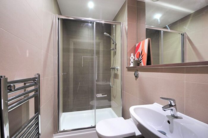 3 Bedroom Flat To Rent In Sillavan Way, Salford, M3