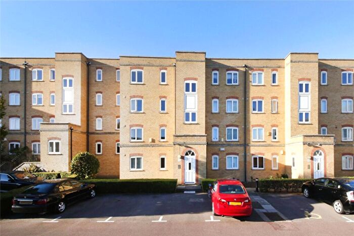 2 Bedroom Apartment To Rent In Ferguson Close, London, Uk, E14