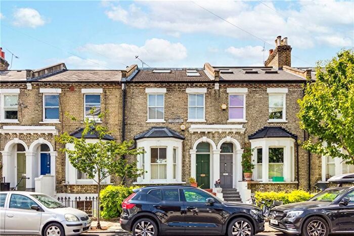 3 Bedroom Flat To Rent In Greenside Road, Sherpherds Bush, W12