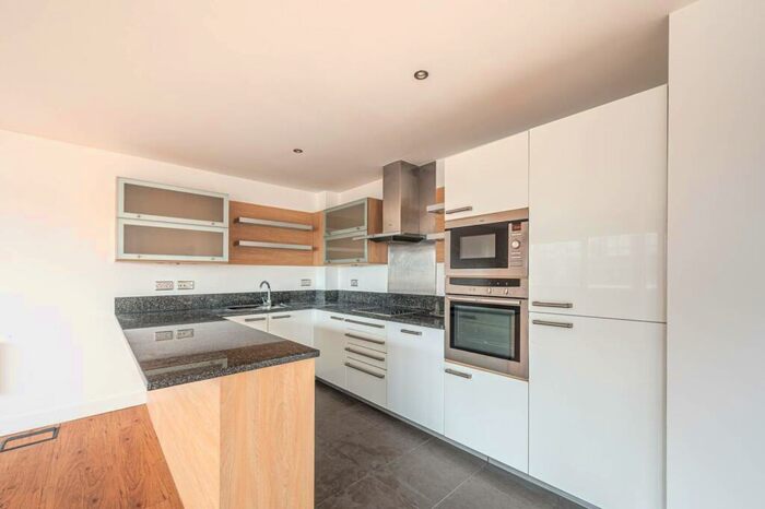 3 Bedroom Flat To Rent In Pinnacle House, Edgware, London, NW9