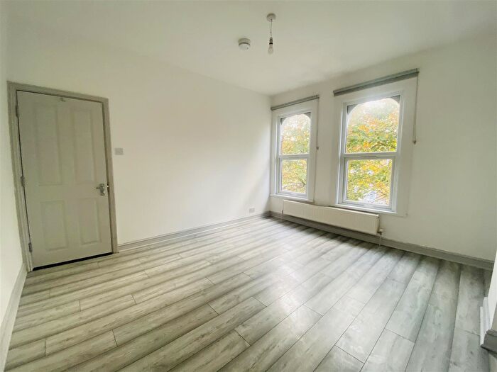 3 Bedroom Flat To Rent In Clifford Road, London, SE25