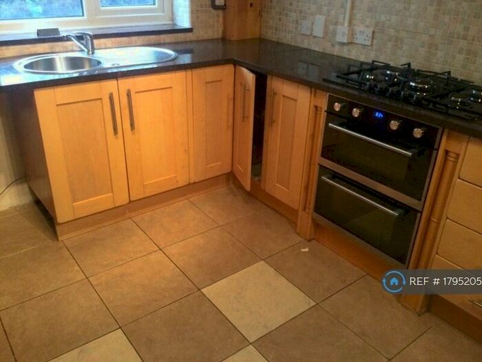 2 Bedroom Flat To Rent In Sizehouse Village, Haslingden, Rossendale, BB4