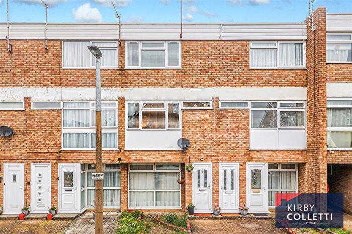 2 Bedroom Maisonette For Sale In Park View, Hoddesdon, EN11