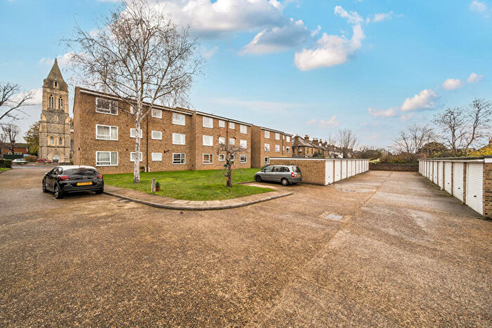 2 Bedroom Apartment For Sale In Lennard Road, London, SE20