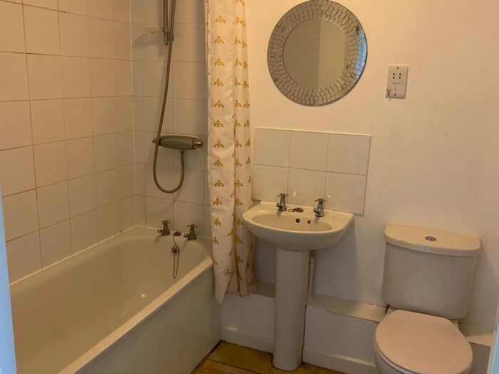 1 Bedroom Flat To Rent In Woodpecker Drive, Greenhithe, DA9