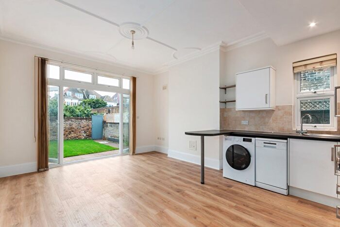 2 Bedroom Flat To Rent In First Avenue, Acton, London, W3