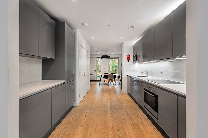 3 Bedroom Maisonette To Rent In Victory Place, Walworth, SE17