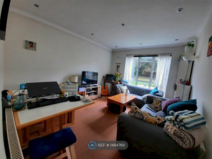 2 Bedroom Flat To Rent In Upper Tulse Hill, South London, SW2