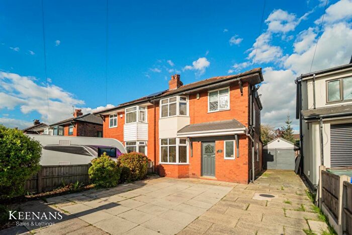 3 Bedroom Semi-Detached House For Sale In Brandlesholme Road, Bury, BL8