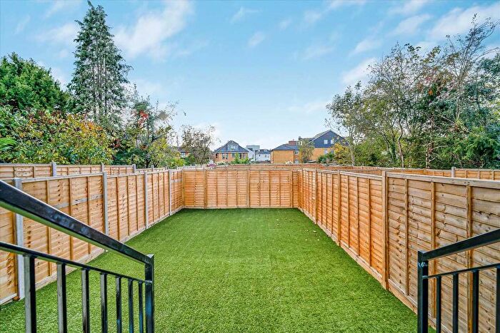 3 Bedroom Flat To Rent In Longley Road, London, SW17