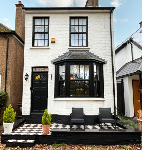 2 Bedroom Detached House For Sale In Waterside, London Colney, AL2