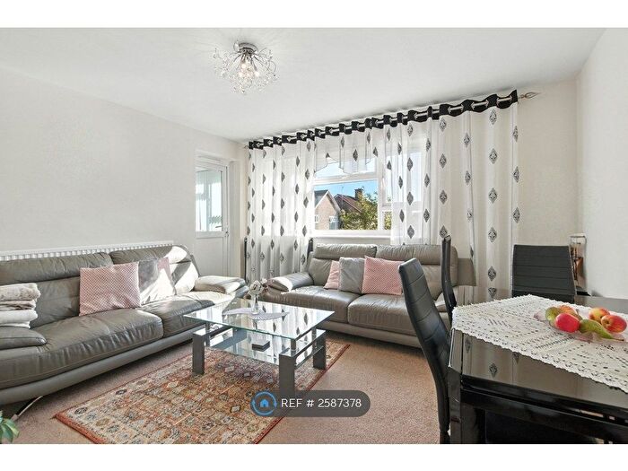 3 Bedroom Flat To Rent In Mountfield Road, London, E6