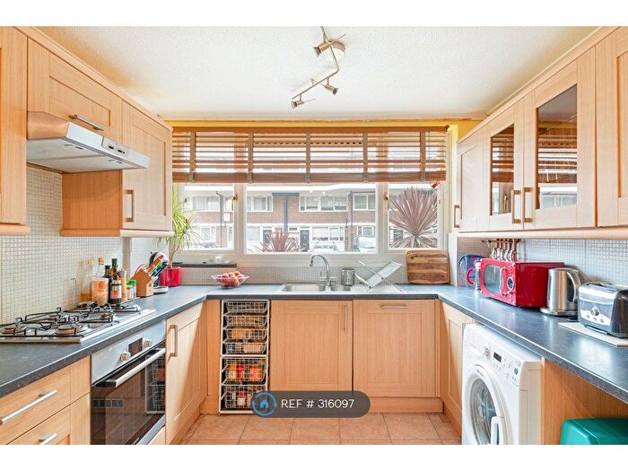 2 Bedroom Maisonette To Rent In Payne Street, London, SE8