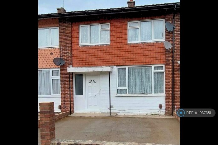 3 Bedroom Terraced House To Rent In Humber Way, Slough, SL3