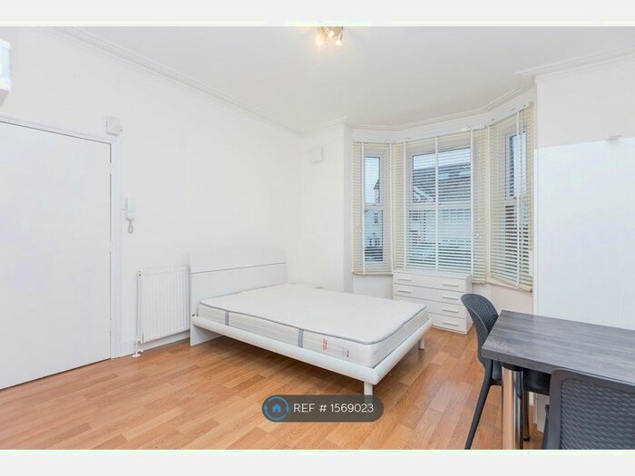 Studio To Rent In Warwick Road, Barnet, EN5