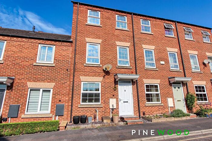 3 Bedroom Town House For Sale In Canal Mews, Chesterfield, Derbyshire, S41