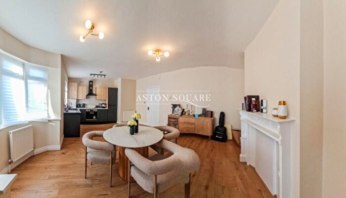 2 Bedroom Maisonette To Rent In Bridge Lane, London, NW11