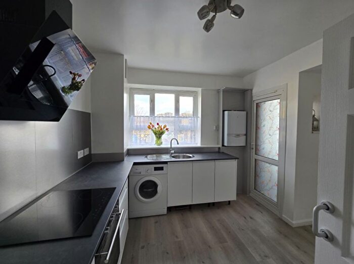 3 Bedroom Flat To Rent In Penrose Street, London, SE17