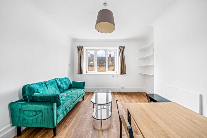 3 Bedroom Flat To Rent In Tooting Grove, Tooting, SW17