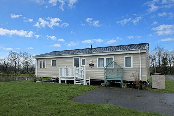 2 Bedroom Mobile/park Home For Sale In Cathedral View, Field Farm, Lincoln, LN5