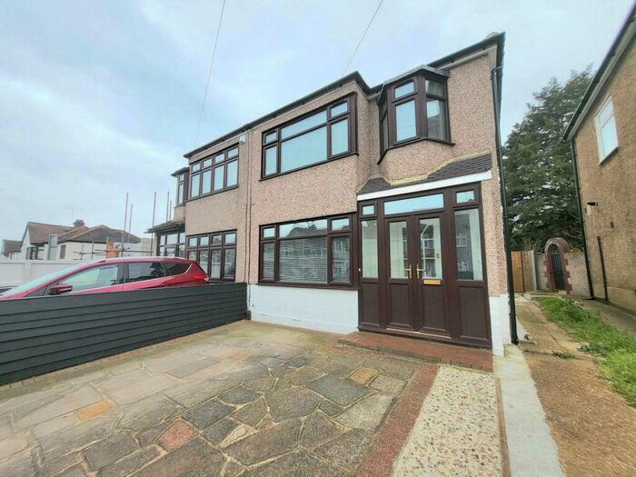 4 Bedroom House To Rent In Faircross Avenue, Romford, RM5