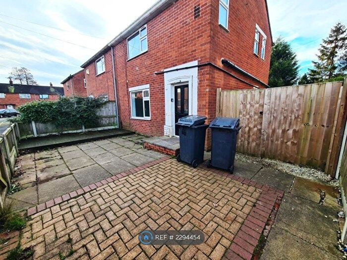 3 Bedroom Semi-Detached House To Rent In Lavender Road, Oldham, OL4