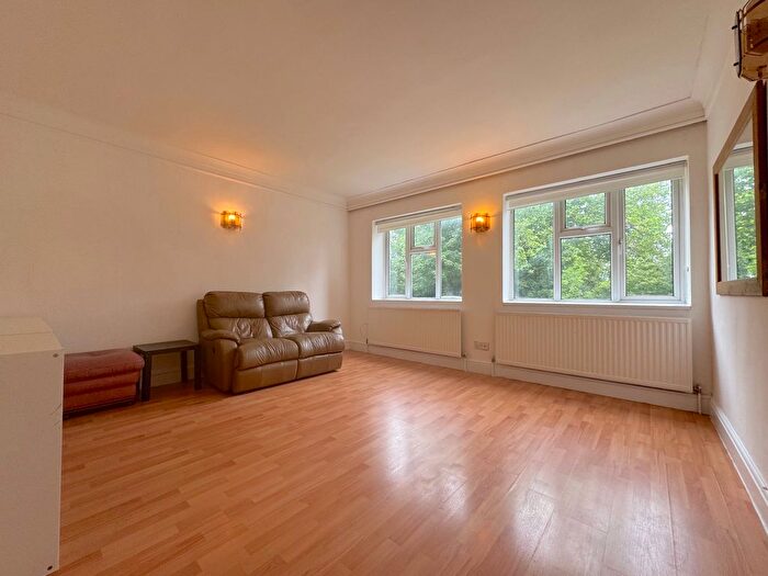 2 Bedroom Flat To Rent In Granville Place, London, N12