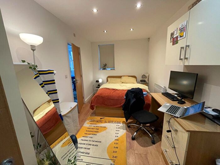 3 Bedroom Apartment To Rent In Hyde Terrace, Leeds, West Yorkshire, LS2