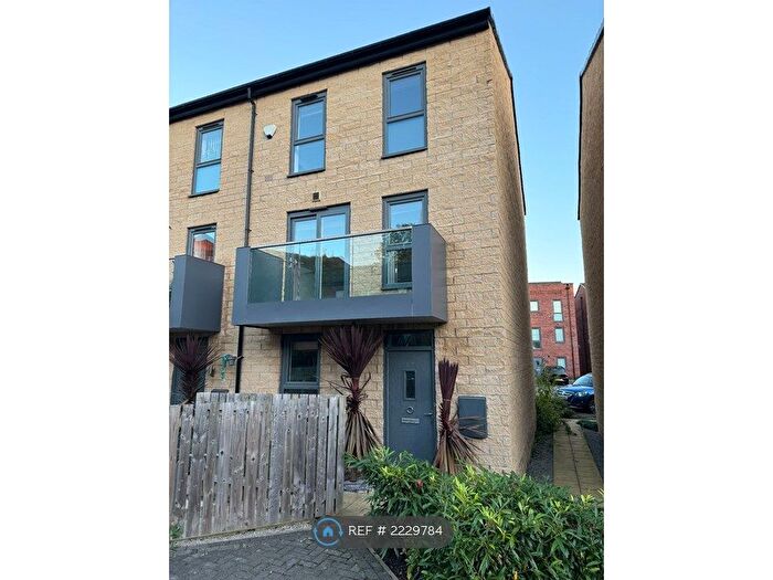 2 Bedroom End Of Terrace House To Rent In Carnforth Avenue, Wakefield, WF1