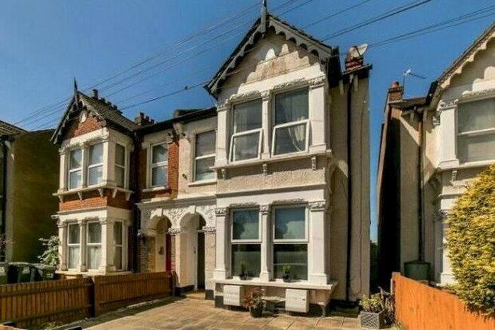 2 Bedroom Flat To Rent In Woodside Green, London, SE25