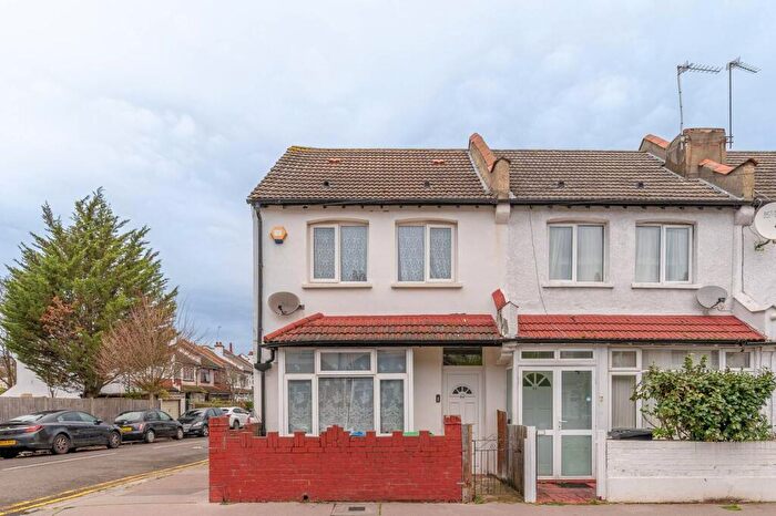3 Bedroom End Of Terrace House For Sale In Lakehall Road, Thornton Heath, CR7